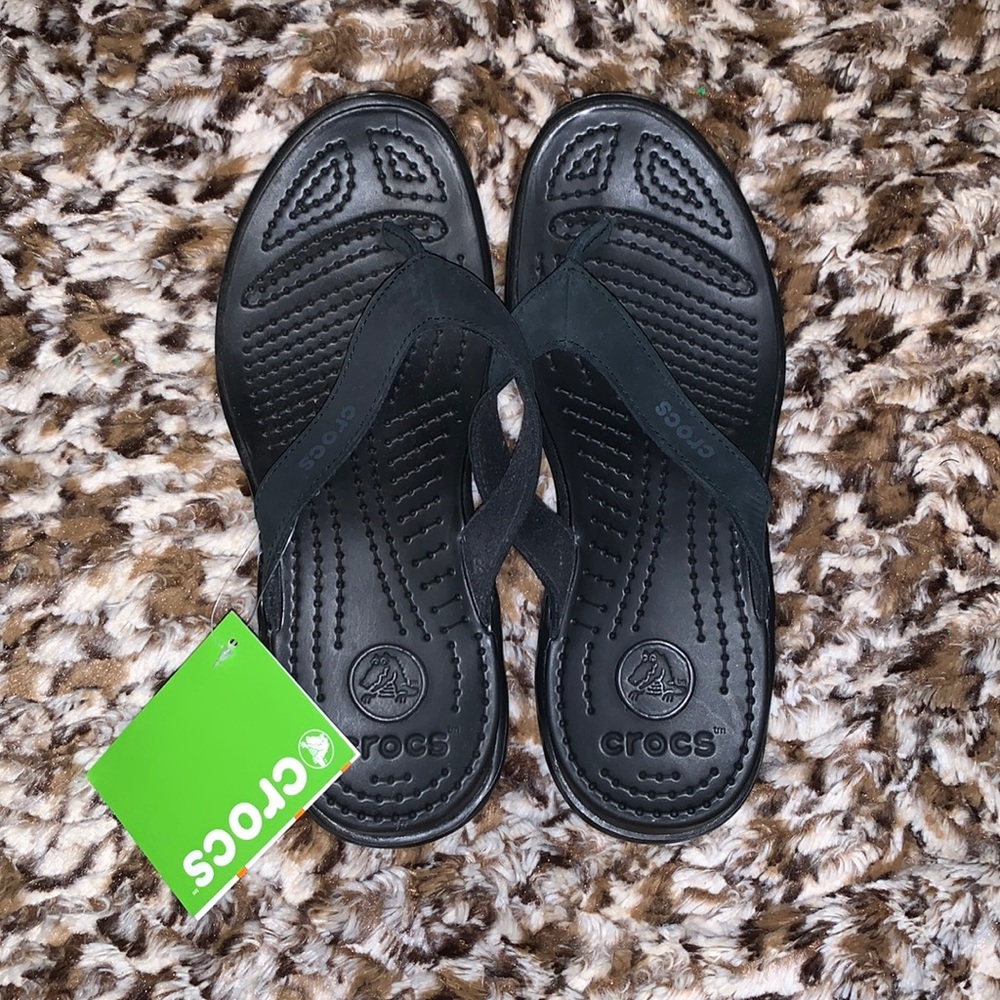 NWT. Crocs black flip flops women’s 8